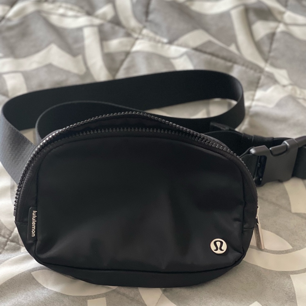 Lululemon 1L small black belt bag